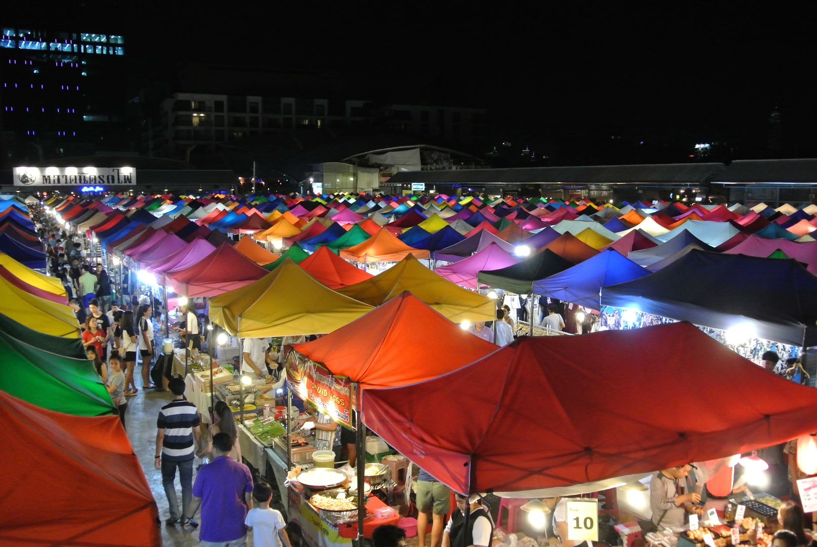 Le marché de nuit Talad Rot Fai
