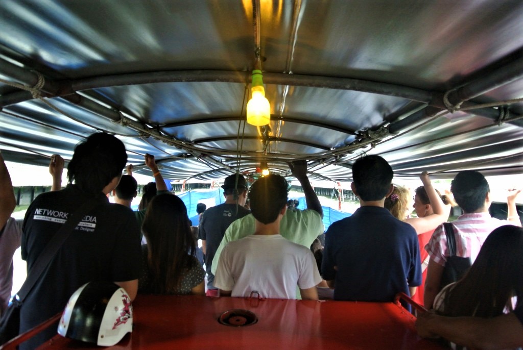 Vue à l'intérieur d'un bateau sur un khlong