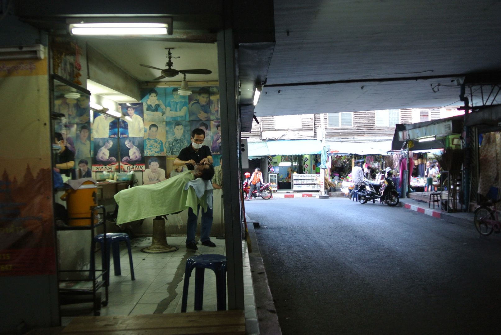 Bangkok décalé, Kalabok le vieux marché des coiffeurs