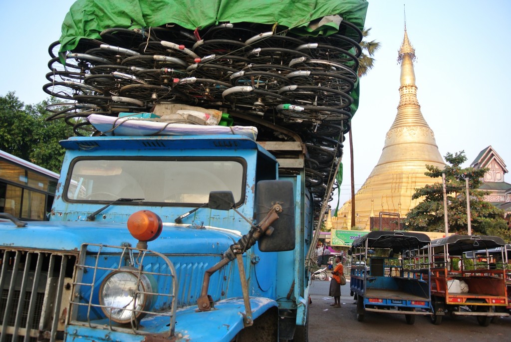 Être conducteur en Birmanie : à droite toute !