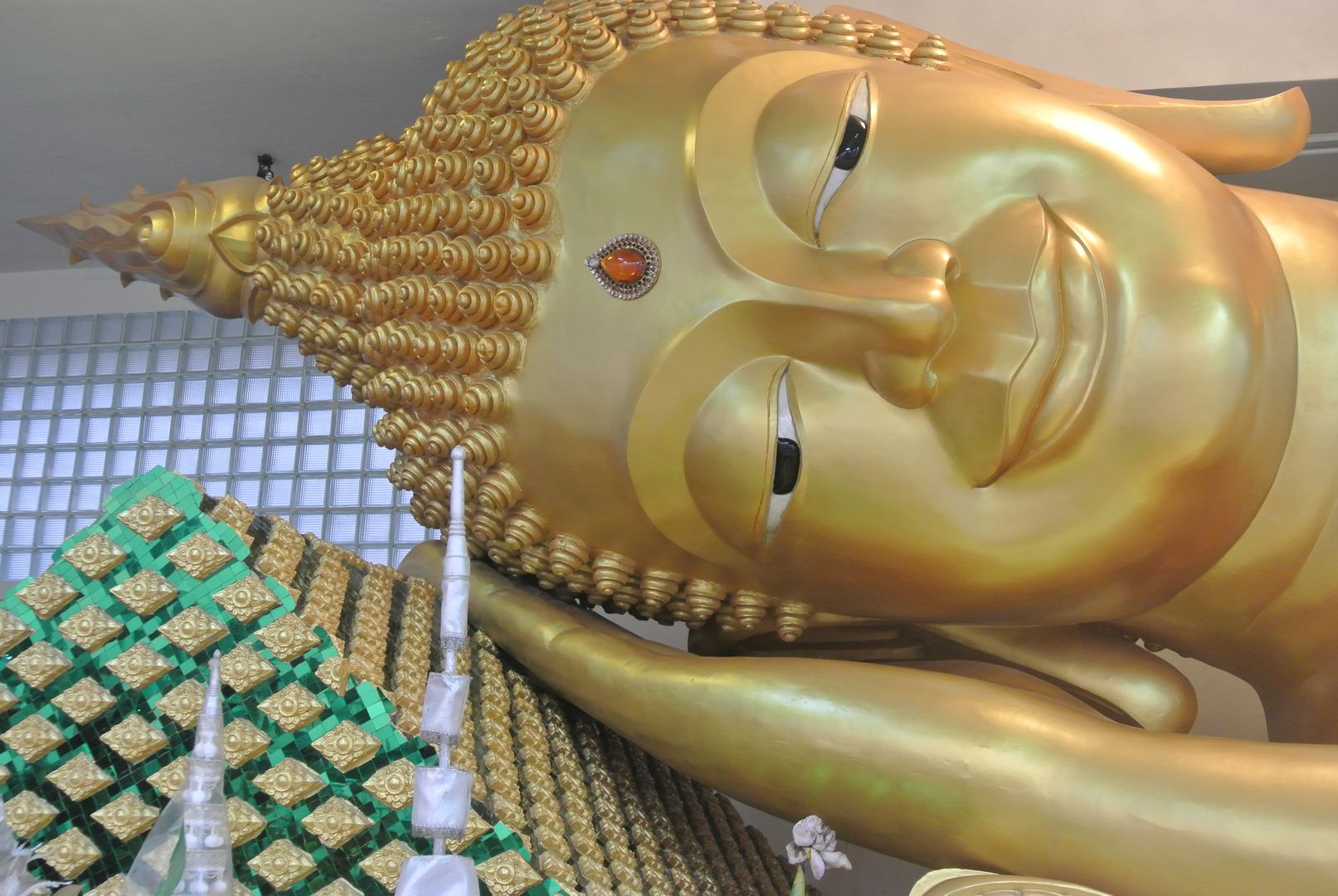 Bangkok : Wat Worachanyawat et ses salons de massage