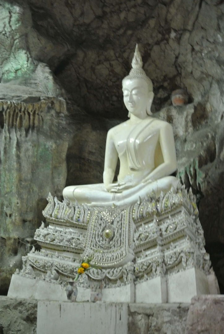 La méconnue grotte du Wat Khao Bandai It