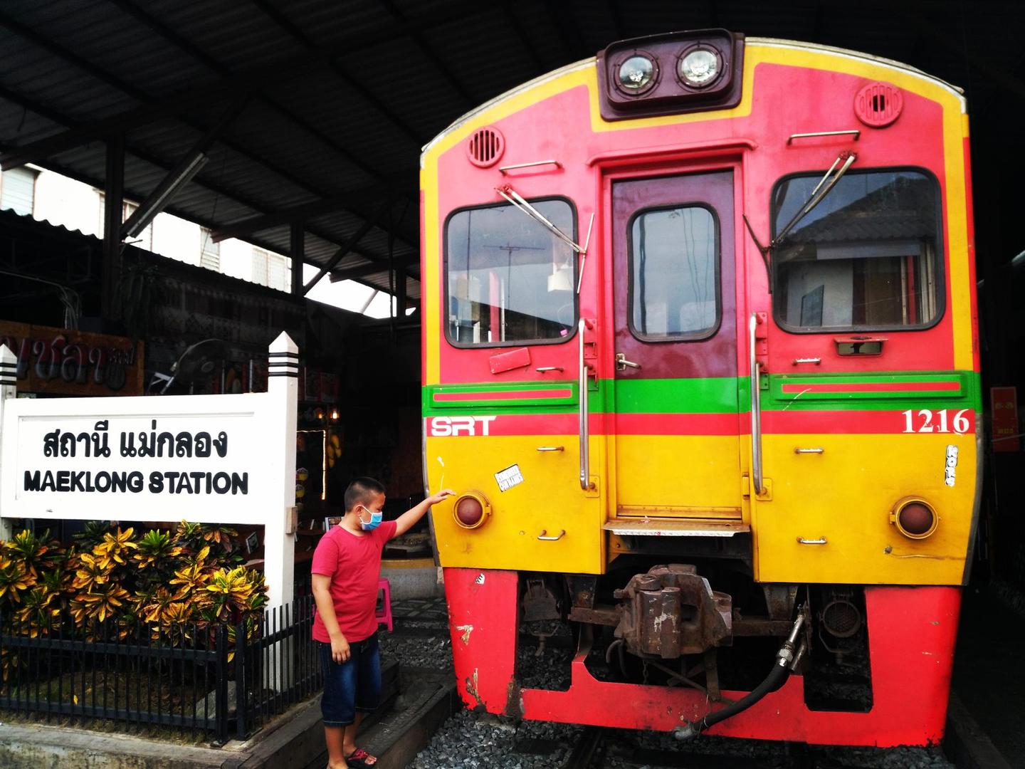 Mae Klong Station Market Train
