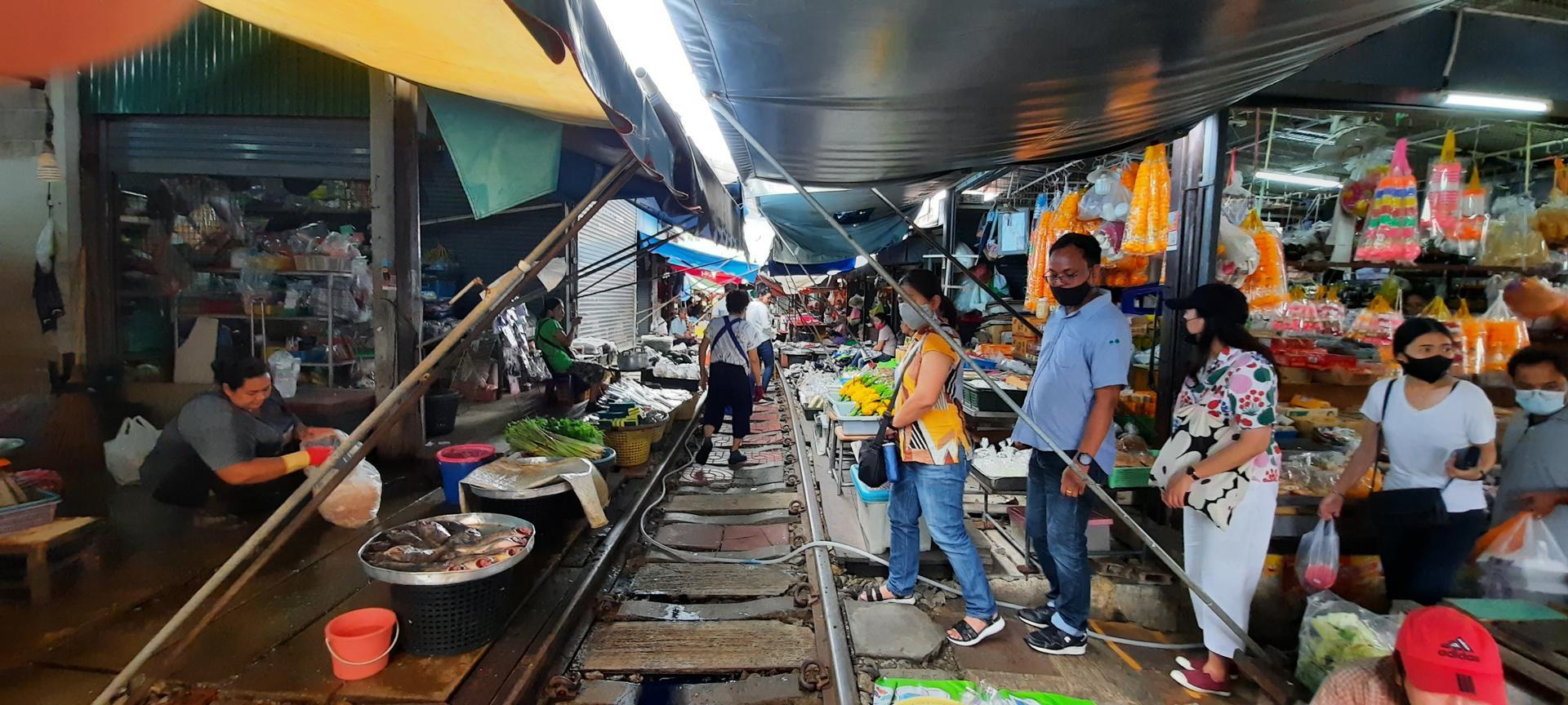 Le Marché de Mae Klong – un marché sur des rails