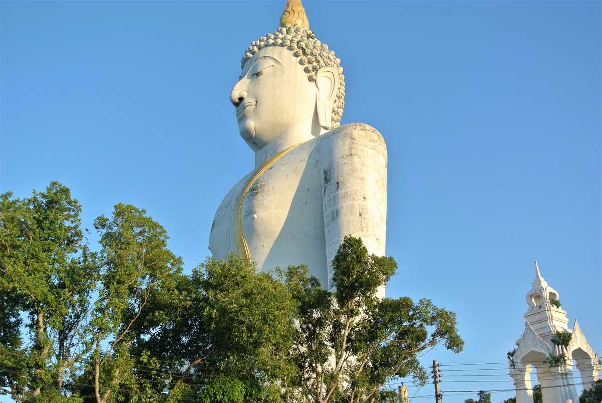 Du Bouddha géant à la Terre des enfers, le Wat Phai Rong Wua