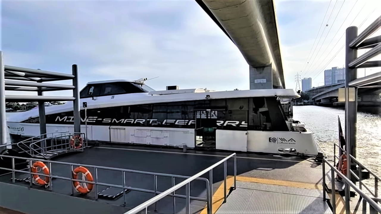 Bangkok - Chao Phraya: transport by electric ferry