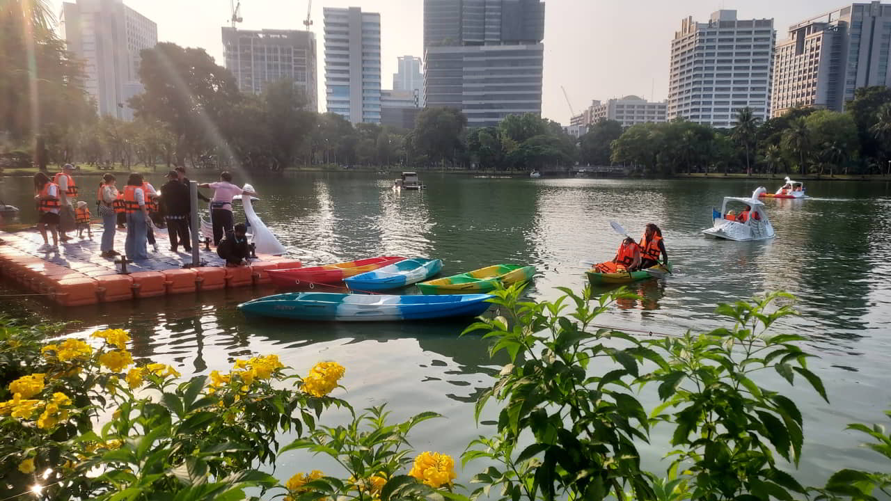 bangkok-lumpini-park-canoe
