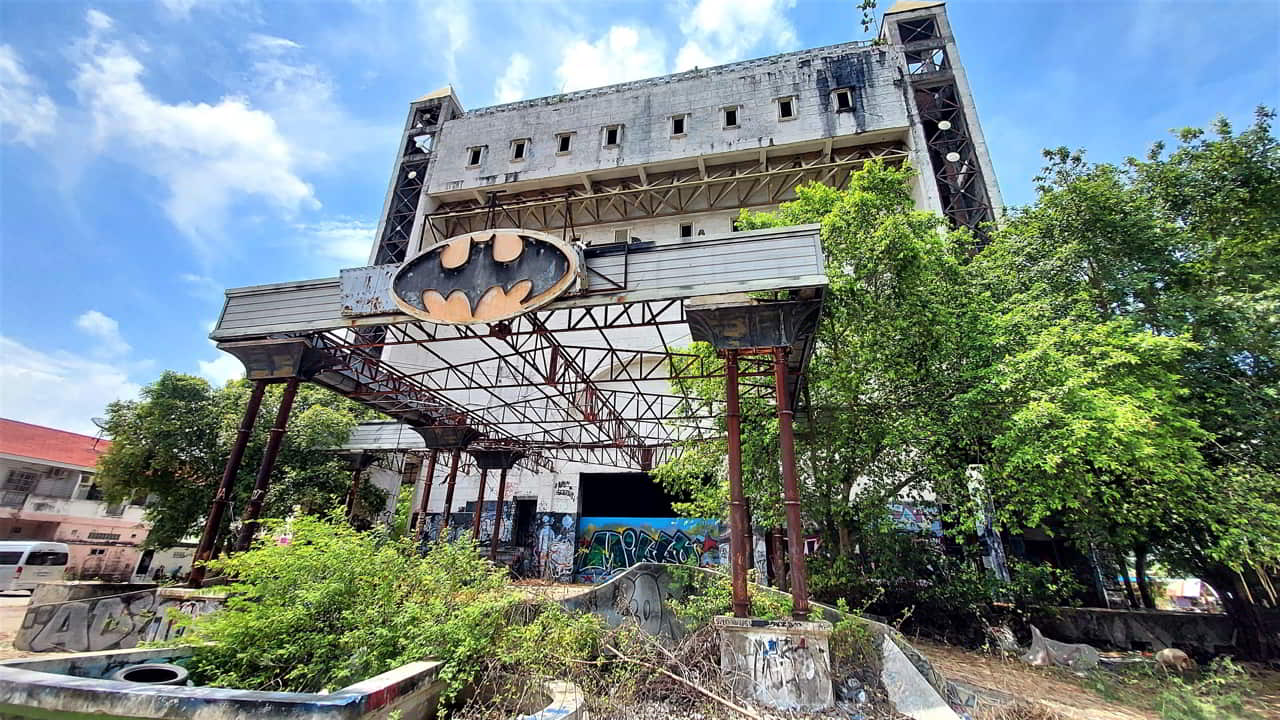 Discover Pattaya's Batman House: Urbex Graffiti Paradise