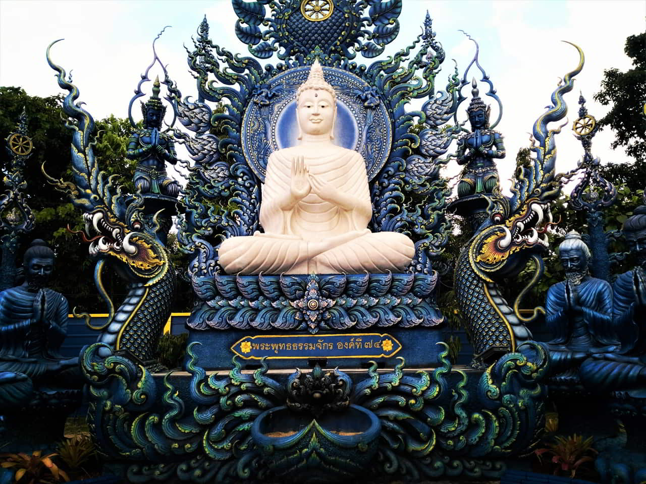 chiang-rai-blue-temple-wat-rong-suea-ten