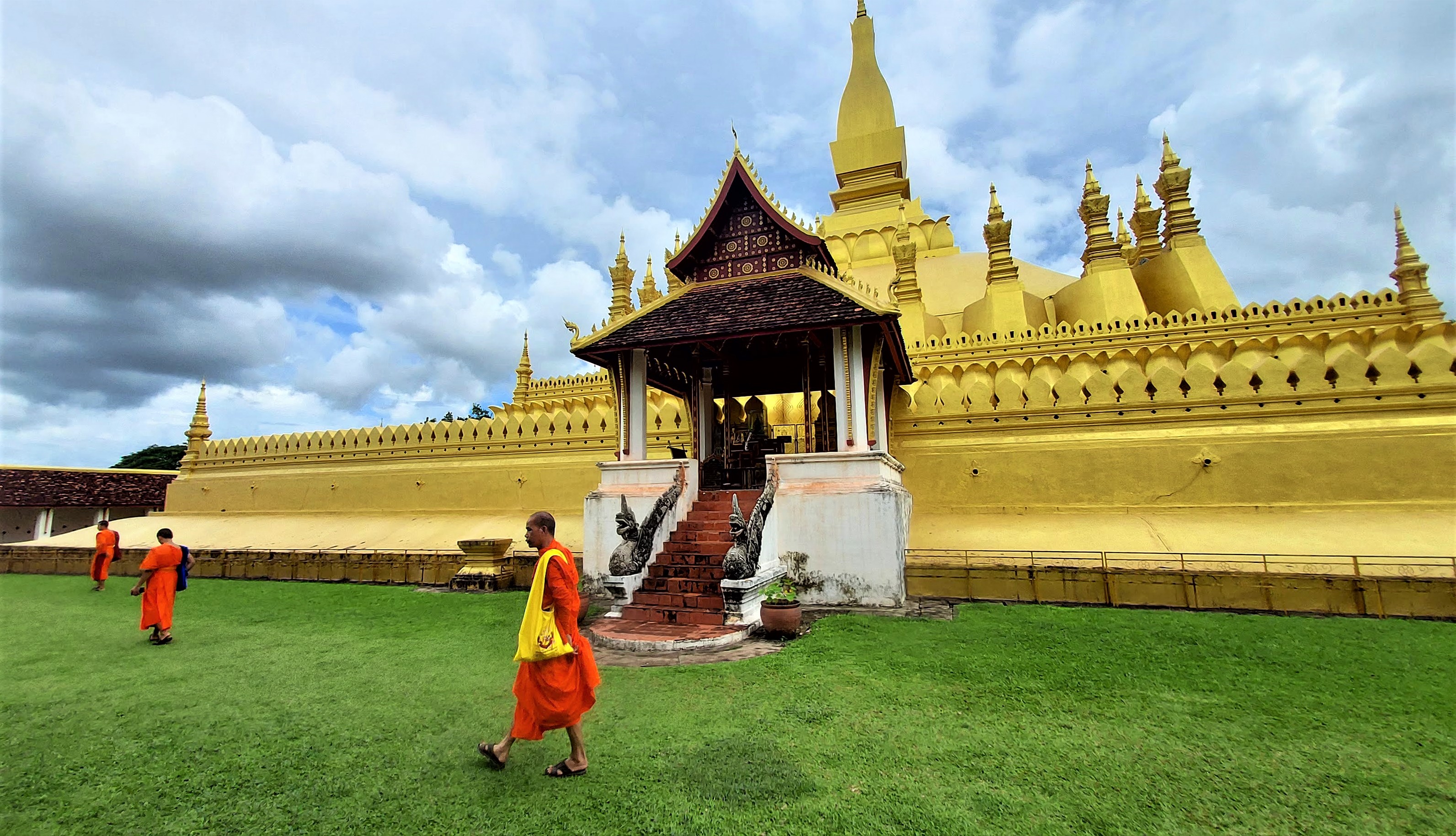 laos-temple-bonze