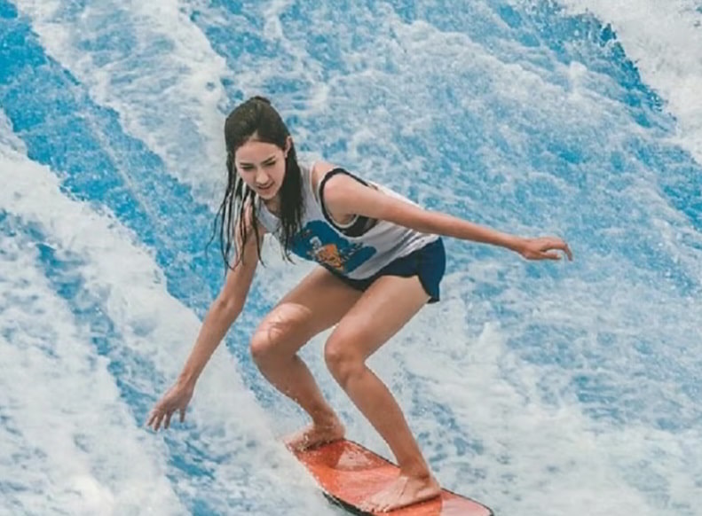 Du surf en plein cœur de Bangkok