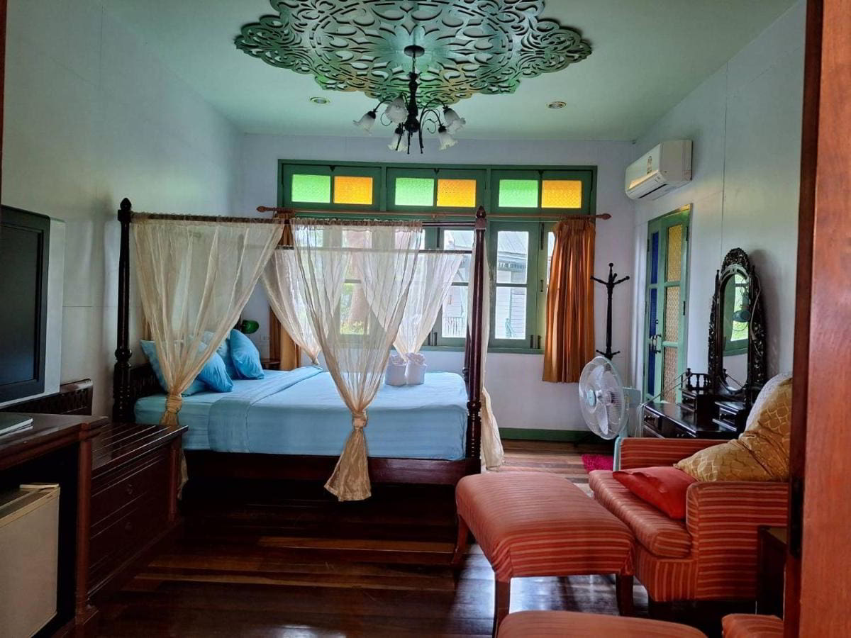 Dormir dans un homestay en bord du canal à Amphawa