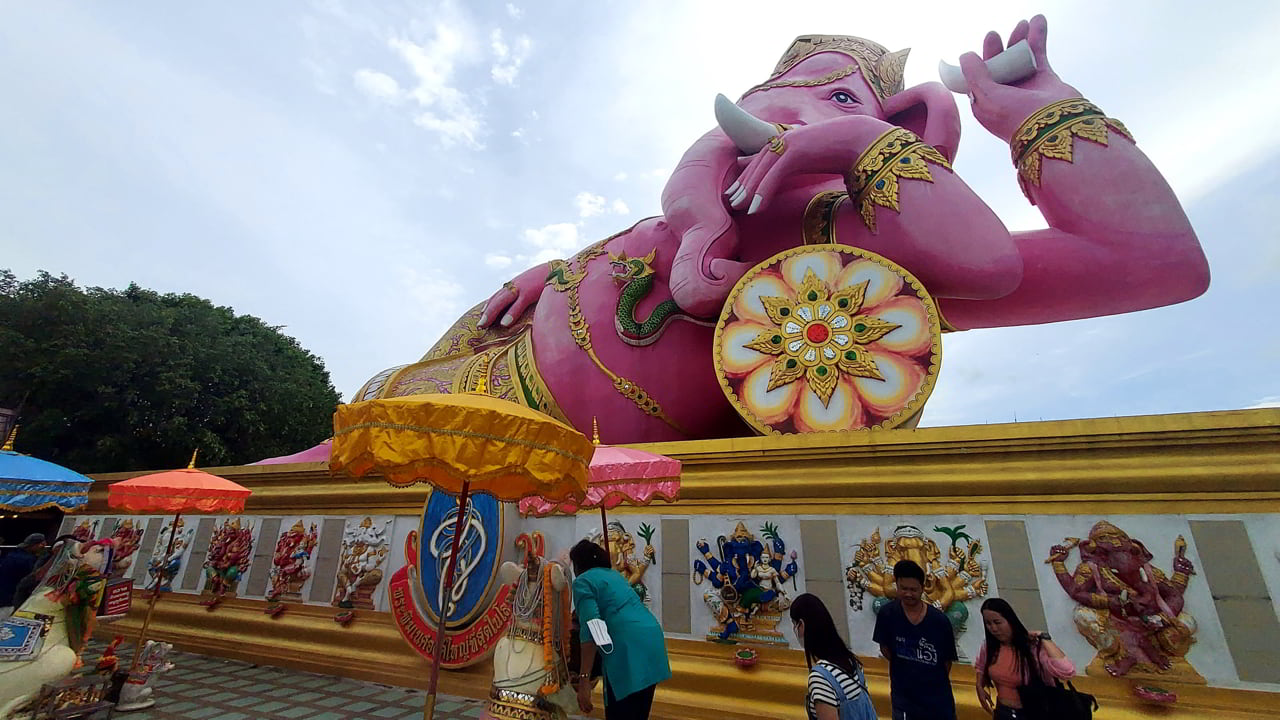 Wat Saman Rattanaram – Le temple du Ganesh rose géant à Chachoengsao