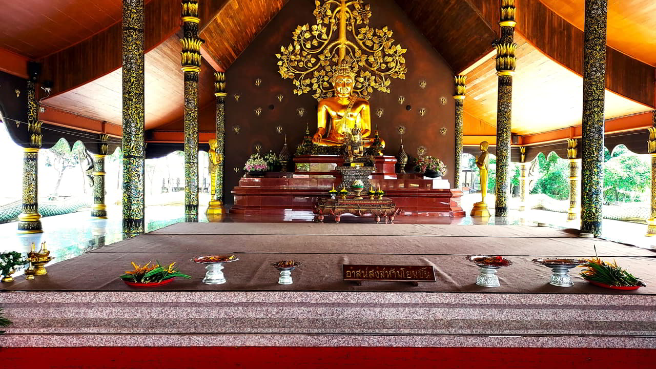 The Buddha image at Wat Sirindhorn Wararam