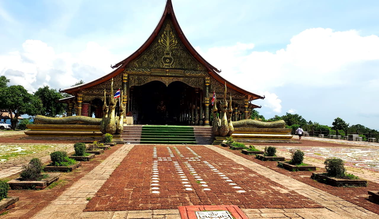 Esplanade of Wat Sirindhorn Wararam: the luminous temple of Ubon Ratchathani