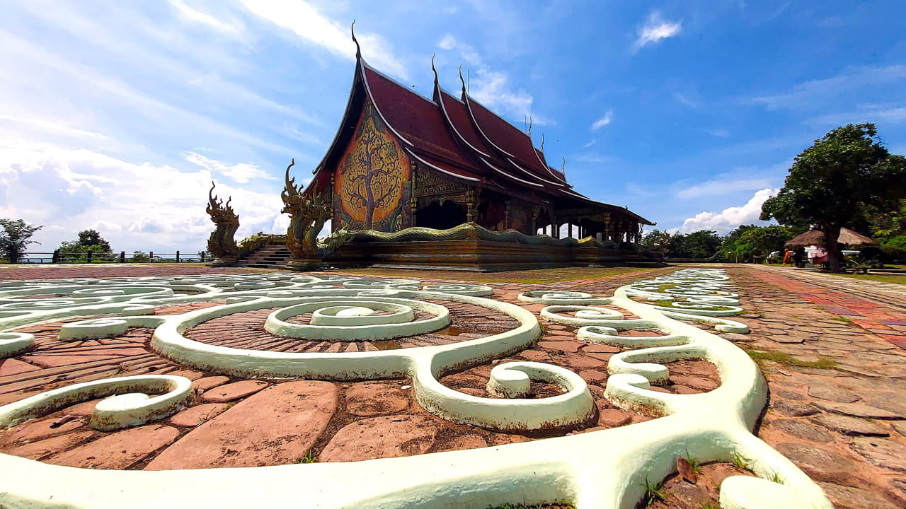 The ground in front of Wat Sirindhorn Wararam