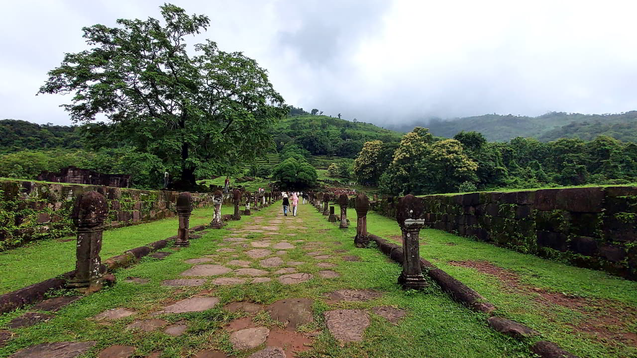 Le grand chemin menant au Vat Phou dans la région de Champassak au Laos