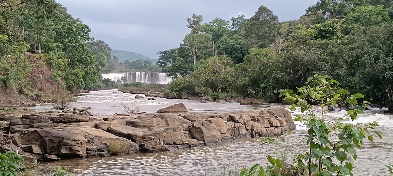 Rivière et cascade sur le plateau des Bolovens