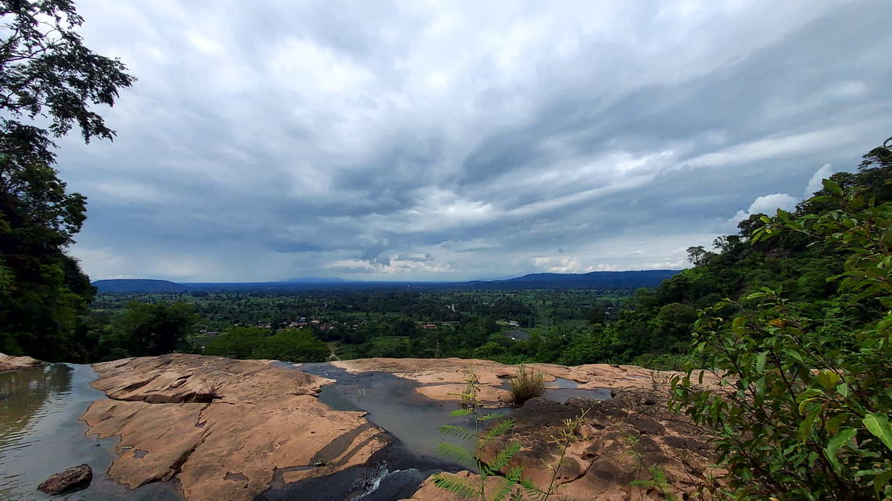 Au sommet d'une cascade avec vue panoramique sur le plateau des Bolovens
